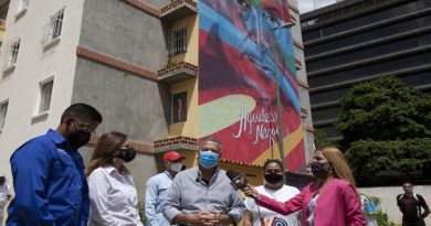 Urbanización GMVV Maca Socialista del municio Sucre estrena Mural mientras combate al coronavirus