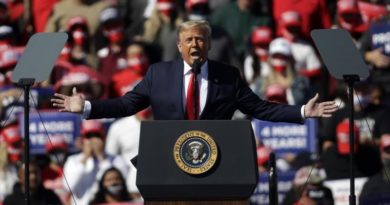 El presidente de EE.UU., Donald Trump, ofrece un mitin de campaña electoral en Bullhead City, Arizona, el 28 de octubre de 2020. (Foto: AFP)