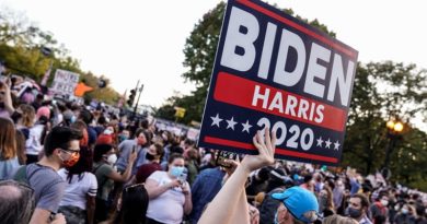 Simpatizantes de Joe Biden celebran la victoria preliminar del candidato demócrata en las elecciones presidenciales de 2020 de EE.UU., el 7 de noviembre de 2020. (Joshua Roberts / Reuters)