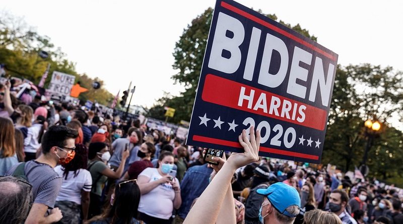 Simpatizantes de Joe Biden celebran la victoria preliminar del candidato demócrata en las elecciones presidenciales de 2020 de EE.UU., el 7 de noviembre de 2020. (Joshua Roberts / Reuters)