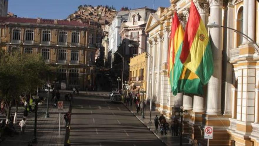Banderas bolivianas en la fachada de la Cancillería del país andino en La Paz. (Foto HisdpanTV)