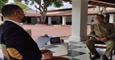 Escritor Earle Herrera será el invitado del programa "Aquí con Ernesto Villegas" este domingo