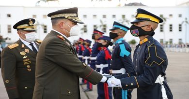 En honor a la Investidura de Cadete del Comandante Chávez este viernes 2.100 jóvenes militares recibe la réplica del espadín de Antonio José de Sucre