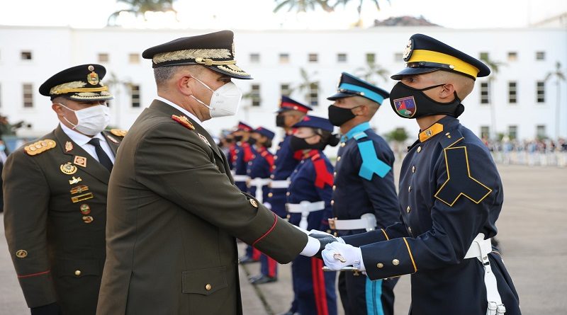 En honor a la Investidura de Cadete del Comandante Chávez este viernes 2.100 jóvenes militares recibe la réplica del espadín de Antonio José de Sucre