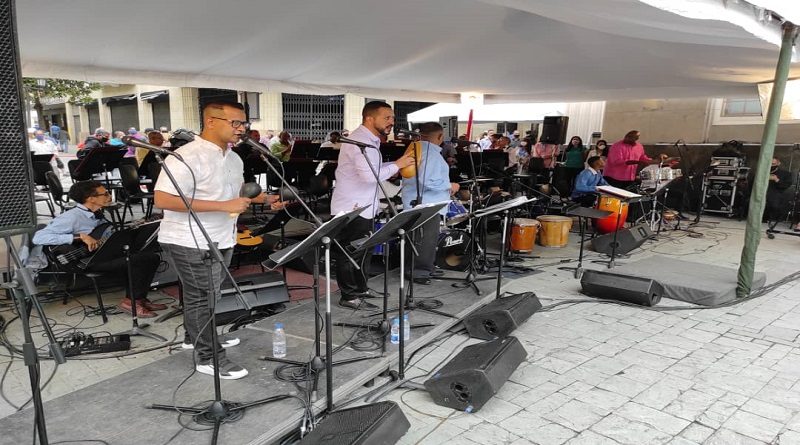 Pueblo de Caracas celebra inicio de la navidad con concierto en Plaza Bolívar