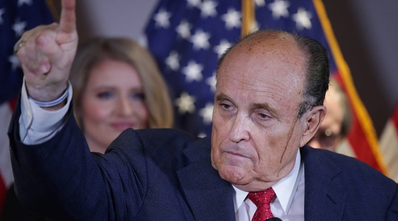 El curioso incidente tuvo lugar este jueves, durante una conferencia de prensa dedicada a los últimos pasos de la campaña de reelección del presidente en relación con el recuento de votos. Rudy Giulian. (Jonathan Ernst / Reuters)