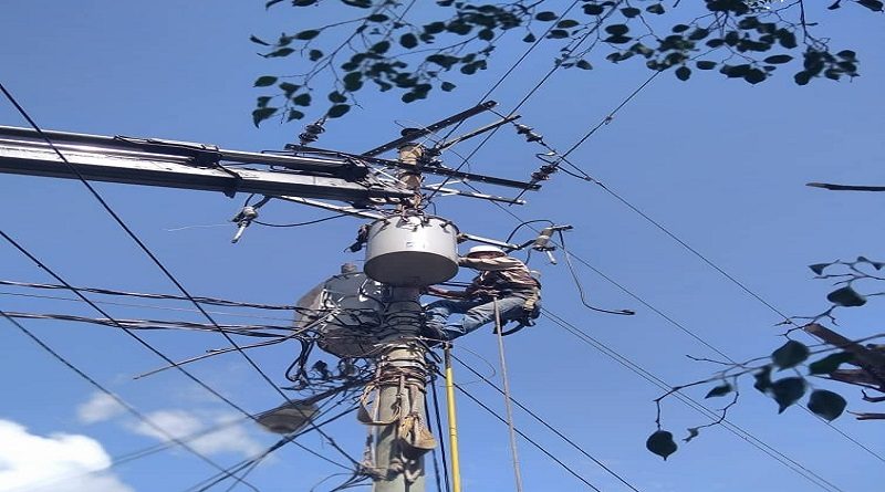 Cuadrillas de Corpoelec instalan nuevos transformadores de energía en Miranda
