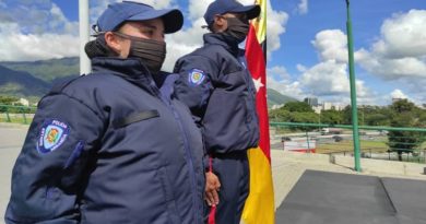 Funcionarios de la Policía de Miranda reciben dotación de complemento de uniforme