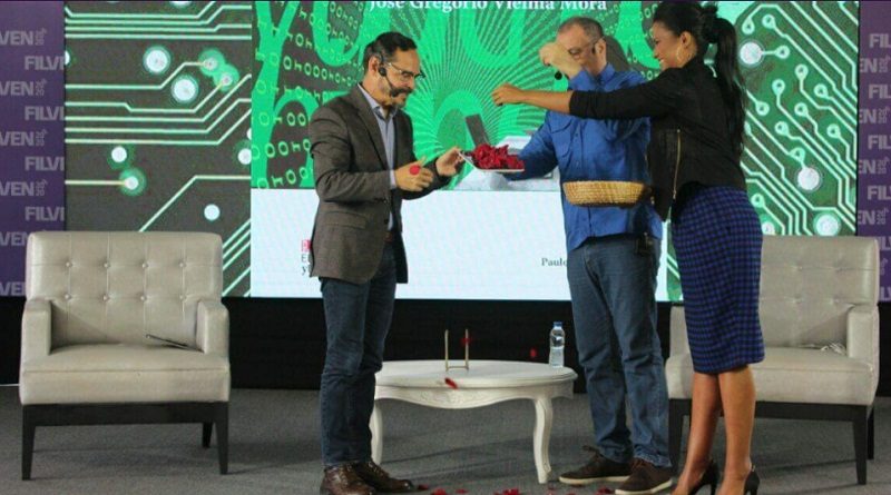 Presentan y bautizan libro Hacia un modelo universitario de campus virtual escrito por José Vielma Mora