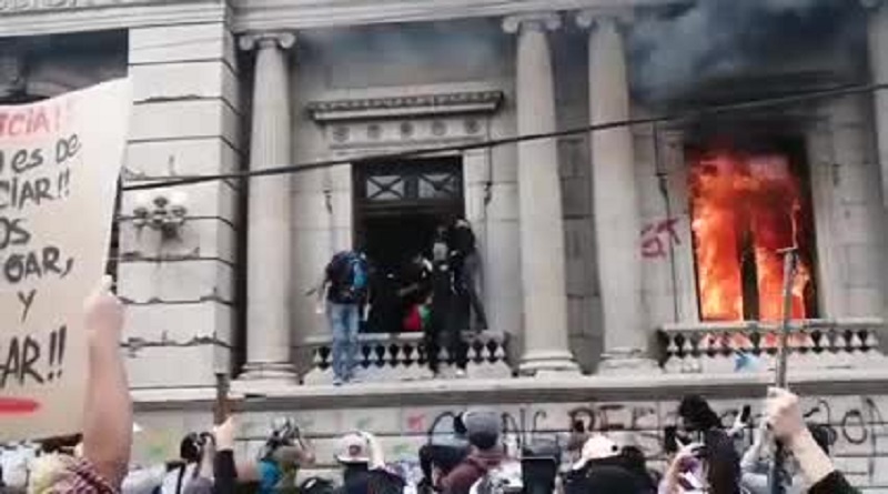 Manifestantes incendian el Congreso de Guatemala