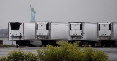 Camiones congeladores que funcionan como depósitos de cadáveres temporales en la terminal marina de South Brooklyn, de la ciudad de Nueva York.