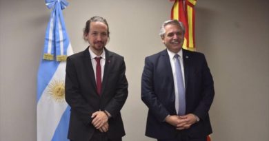 El vicepresidente del Gobierno español, Pablo Iglesias, se reúne con el presidente de Argentina, Alberto Fernández, en Bolivia, 8 de noviembre de 2020.