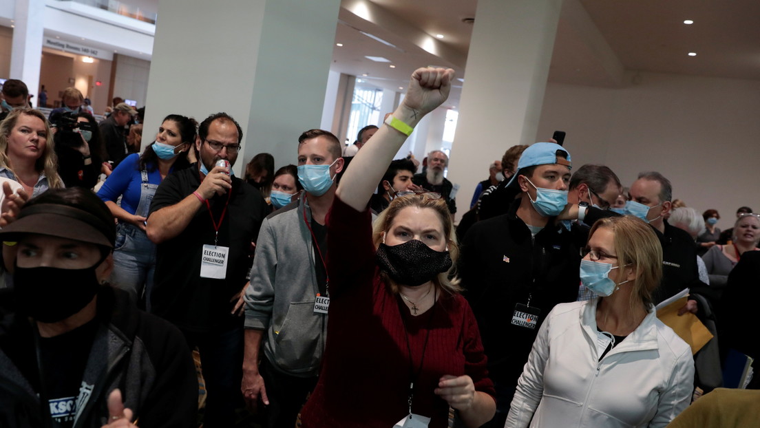 Manifestantes en el centro Cobo Center, Detroit, Míchigan, EE.UU., el 4 de noviembre de 2020. (Rebecca Cook / Reuters)