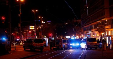 La Policía bloquea una calle cerca de la plaza Schwedenplatz después de un tiroteo en Viena, Austria, 2 de noviembre de 2020 (Leonhard Foeger / Reuters)