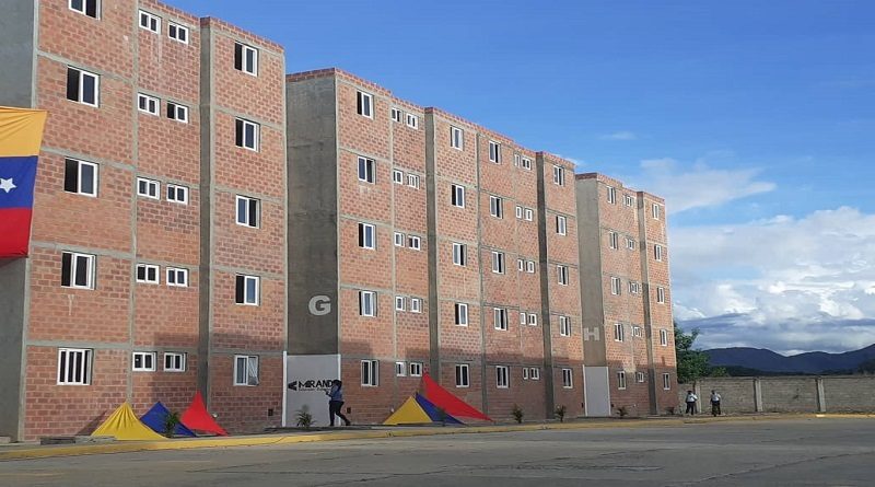 Un total de 90 viviendas multifamiliares fueron entregadas en el urbanismo Hacienda El Conde en Miranda