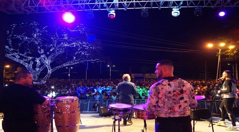 Con encendido del Samán de la Navidad en el munucipio Naguanagua de Carabobo dan bienvenida a la época decembrina