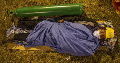 En Perú hacen colas de hasta 72 horas por oxígeno medicinal para pacientes COVID-19