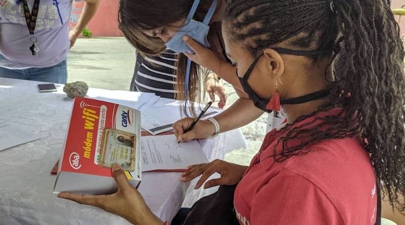 Cantv entrega módems a 113 familias del urbanismo Ciudad Caribia en La Guaira