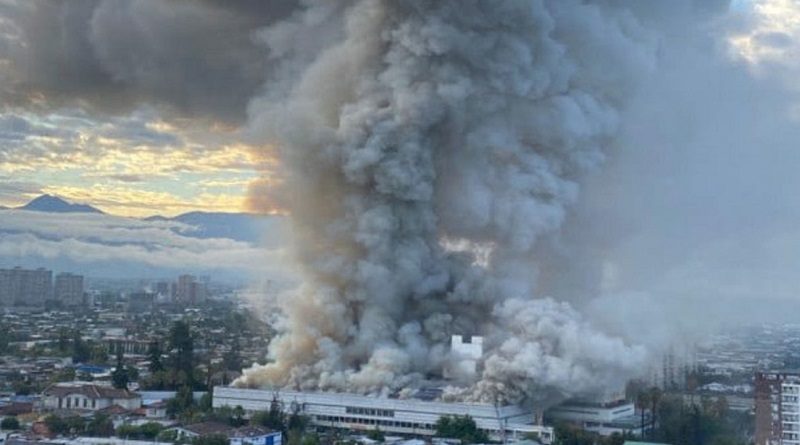 Enorme incendio se registra en el Hospital San Borja Arriarán en Santiago de Chile