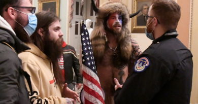 “Vikingo” que asaltó disfrazado el Capitolio de EE.UU. testificará en juicio político porque se siente "traicionado" por Trump
