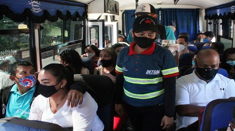 Brigadas de transporte impulsan cumplimiento de medidas de bioseguridad en unidades públicas de La Vega