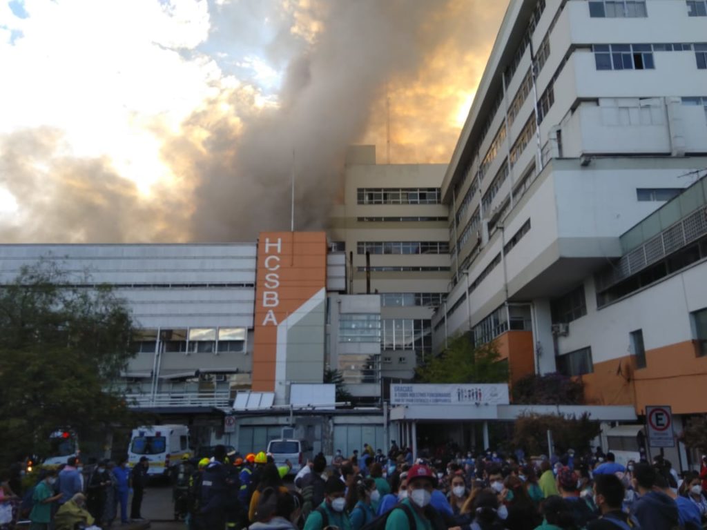 Enorme incendio se registra en el Hospital San Borja Arriarán en Santiago de Chile