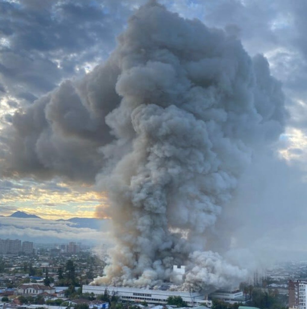 Enorme incendio se registra en el Hospital San Borja Arriarán en Santiago de Chile