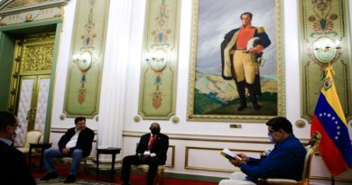 El jefe de Estado y de Gobierno, Nicolás Maduro Moros, sostuvo en el Palacio de Mirtaflores un encuentro bilateral con el diputado por el frente Amplio de República Dominicana, Juan Dionicio Rodríguez Restituyo, y el presidente del Grupo Parlamentario de Amistad México-Venezuela. (Foto Prensa Presidencial)