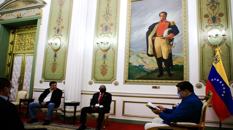 El jefe de Estado y de Gobierno, Nicolás Maduro Moros, sostuvo en el Palacio de Mirtaflores un encuentro bilateral con el diputado por el frente Amplio de República Dominicana, Juan Dionicio Rodríguez Restituyo, y el presidente del Grupo Parlamentario de Amistad México-Venezuela. (Foto Prensa Presidencial)