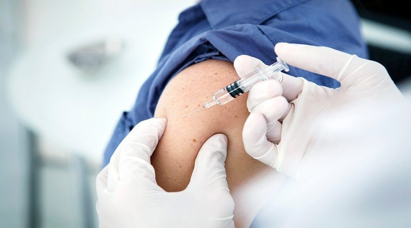 Vacunación del personal de salud que atiende la COVID-19 en primera línea avanza exitosamente