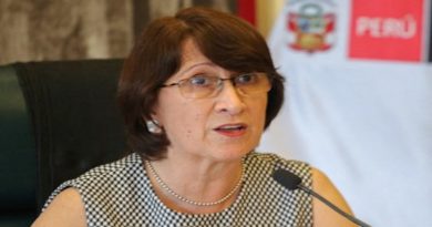 Ministra de Salud de Perú dimite tras denuncia de que Vizcarra fue vacunado