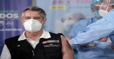Presidente de Perú revela que 487 personas se vacunaron en forma irregular