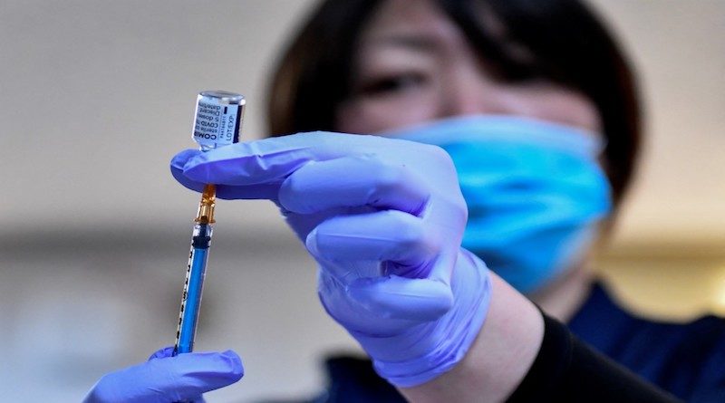 Japón y Sudáfrica comienzan a vacunar y la OMS celebra disminución de muertes por COVID-19