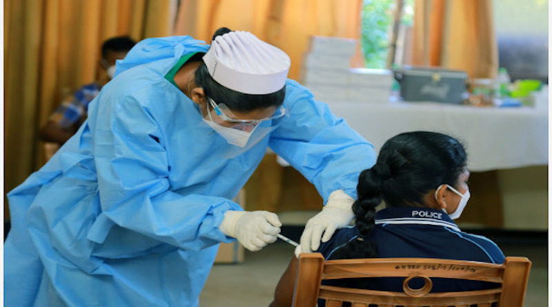 Camboya comienza campaña de vacunación contra COVID-19 con inyecciones chinas