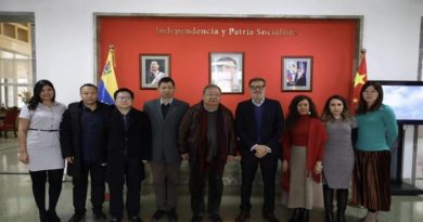 Embajada de Venezuela en China recibe al destacado y querido poeta Jidi Majia