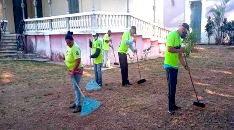 Cuadrillas de Carabobo Te Quiero realizan mantenimiento en campo deportivo del sector Bella Florida en Valencia