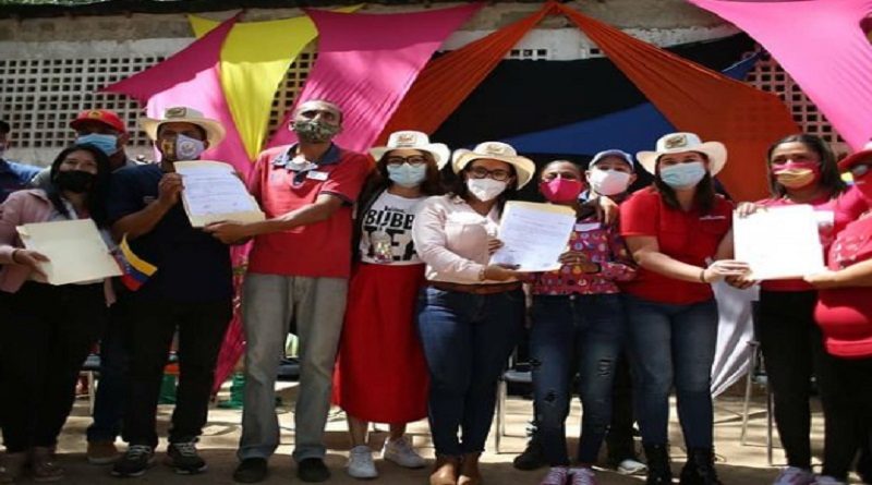 Gobierno Nacional entrega 43 títulos de propiedad de viviendas a familias de Girardot en Cojedes