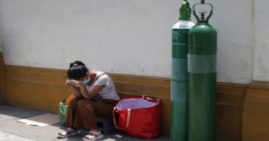 Miles de peruanos hacen largas colas para conseguir oxígeno medicinal para pacientes con COVID-19