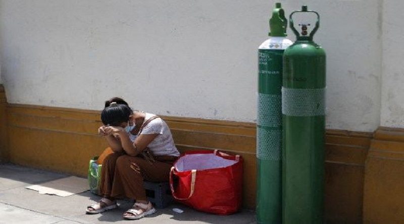 Miles de peruanos hacen largas colas para conseguir oxígeno medicinal para pacientes con COVID-19