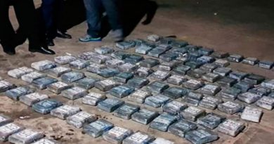 Cuadrantes acuáticos de la PNB incautaron 125 envoltorios de cocaína en una lancha abandonada en la playa Maracara de Falcón