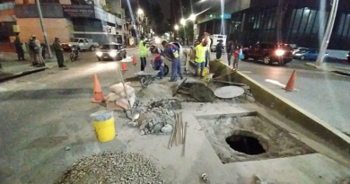 Más de 30 bocas de visita de la Avenida Urdaneta son niveladas para ofrecer una mejor vialidad