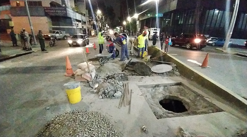 Más de 30 bocas de visita de la Avenida Urdaneta son niveladas para ofrecer una mejor vialidad