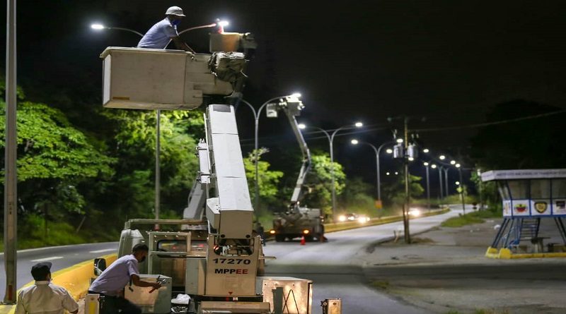 Instaladas más de 13.500 luminarias tipo LED en vías expresas del país