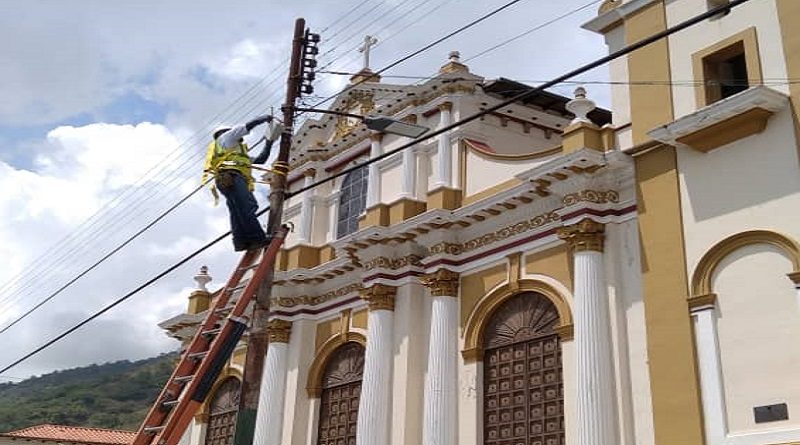 Cantv instala antena Wi-Fi en la Plaza Bolívar de Santa Cruz de Mora en Mérida