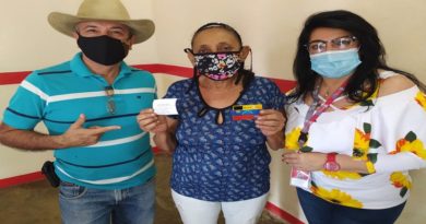 MinComercio realizó la entrega de tarjetas de débito del Banco del Tesoro a la comunidad de Cazorla en Guárico