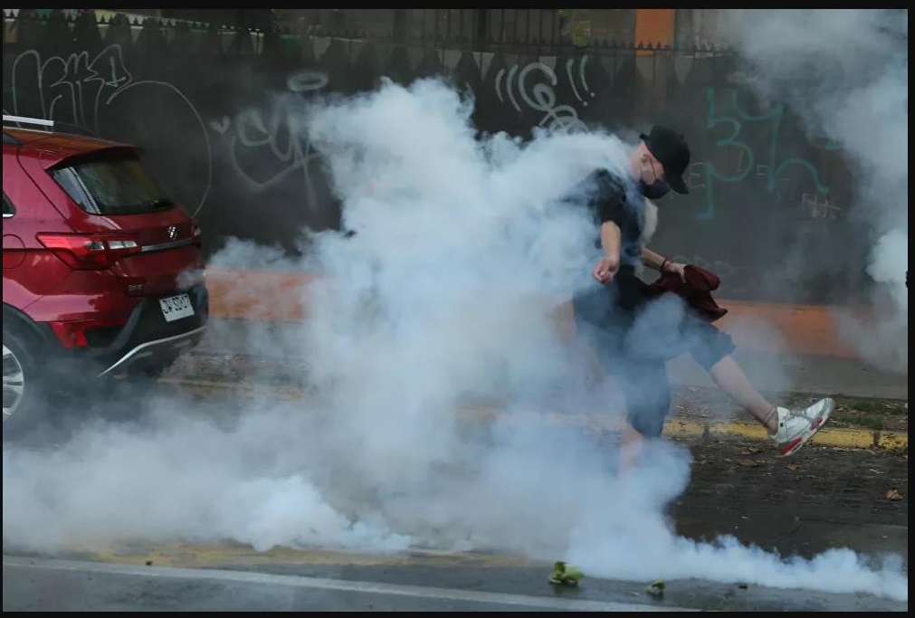 Chilenos mantienen disturbios masivos en protesta por muerte de malabarista a manos de policía militarizada Carabineros