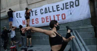 Chilenos mantienen disturbios masivos en protesta por muerte de malabarista a manos de policía militarizada Carabineros