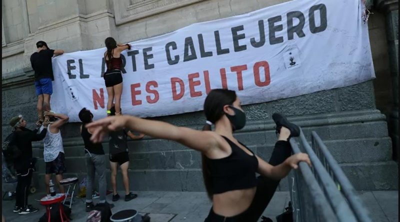Chilenos mantienen disturbios masivos en protesta por muerte de malabarista a manos de policía militarizada Carabineros