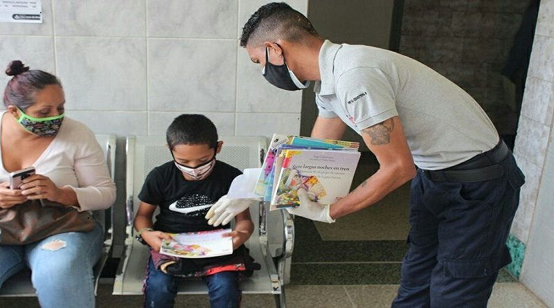 Librerías del Sur dona libros infantiles a niños del hospital San Juan de Dios