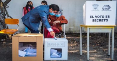 Arauz acompaña a su abuela a ejercer el voto en Guayaquil